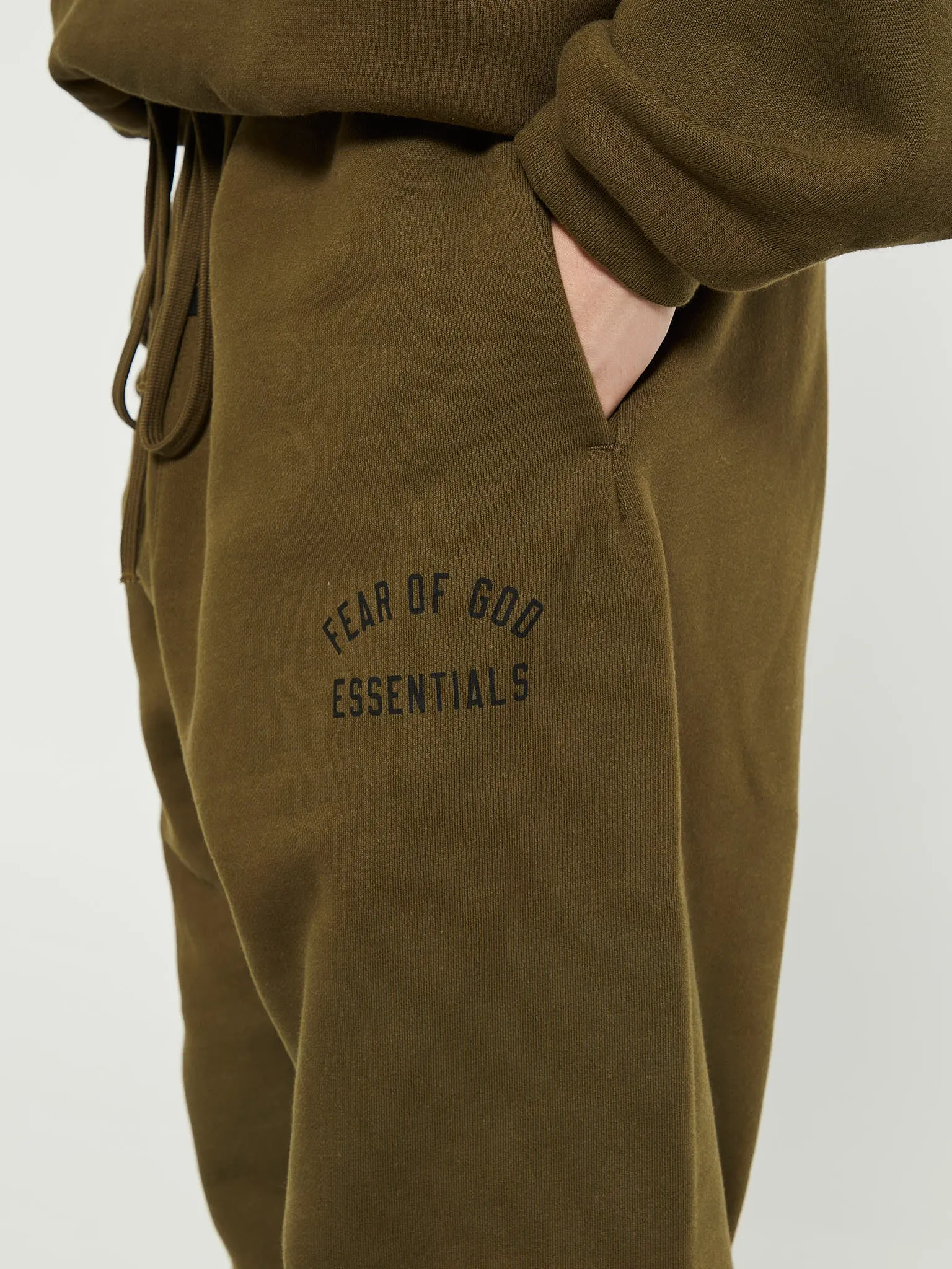 Fleece Essential Sweatpants in Olive